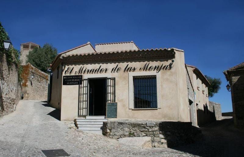 Fachada del hotel El Mirador de las Monjas, junto al castillo de Trujillo